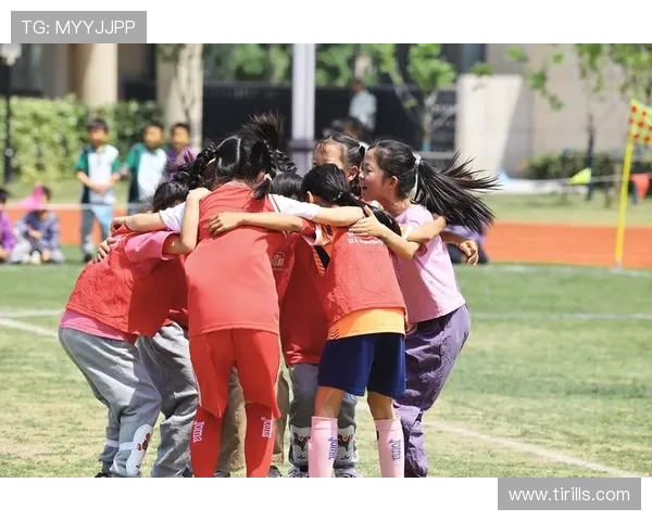 足球明星带球瞬间与女孩梦想交汇的美丽画面