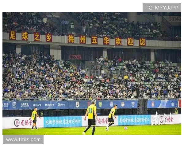 足球明星们的珍贵合照展现友谊与荣耀的瞬间 足球明星们的珍贵合照展现友谊与荣耀的瞬间